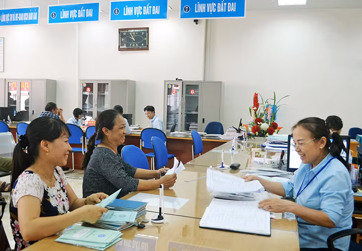 Người dân giao dịch ở quầy Bảo hiểm y tế tại Trung tâm Hành chính công TX Đông Triều.