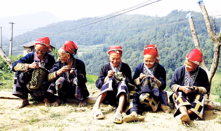 Tranh thủ những lúc nghỉ ngơi, chị em vùng cao lại thêu thùa, khâu vá những bộ trang phục của dân tộc mình.