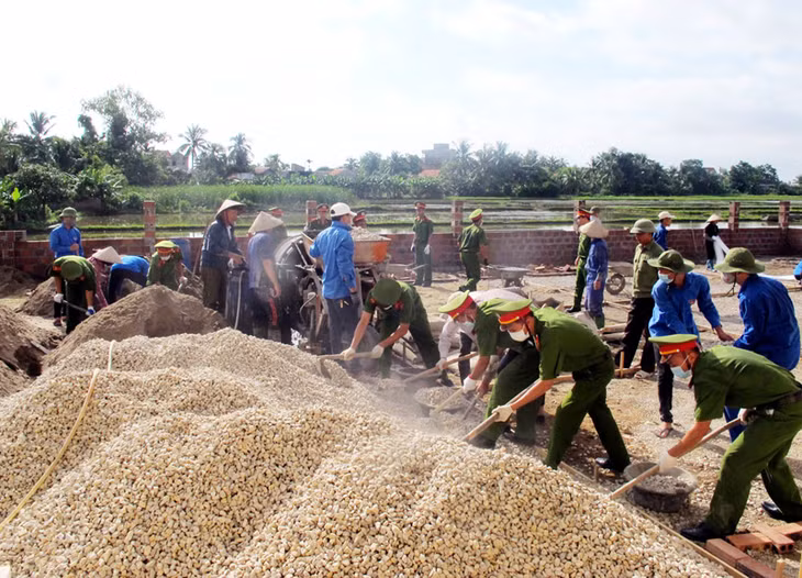 ĐVTN Công an tỉnh, TX Quảng Yên giúp nhân dân thôn 2, phường Liên Hòa, TX Quảng Yên làm sân bê tông.