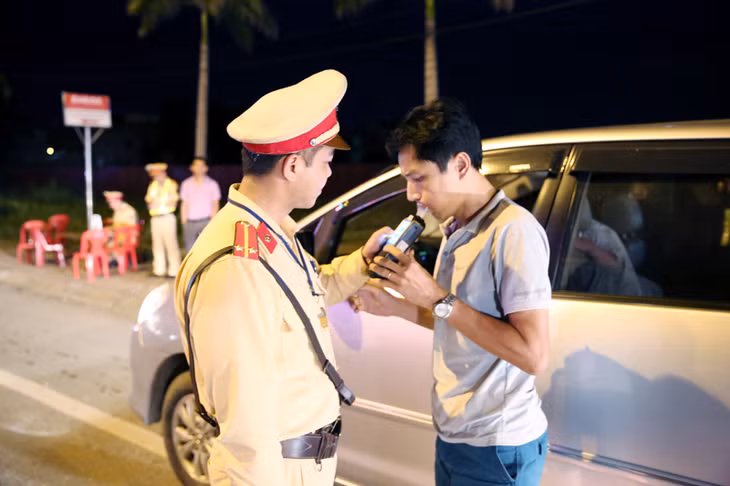 Cán bộ Đội CSGT 1-18 kiểm tra nồng độ cồn người điều khiển phương tiện ô tô tham gia giao thông, tại TP Uông Bí, ngày 15-7-2016.