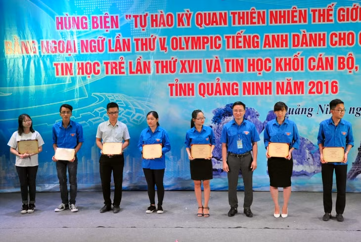 Trao giải cho các thí sinh tham gia Olympic tiếng Anh dành cho cán bộ Đoàn.