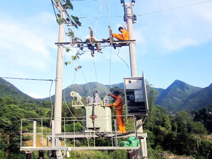 Thi công lắp đặt trạm biến áp tại xã Hoành Mô (huyện Bình Liêu), thuộc dự án đầu tư xây dựng lưới điện nông thôn. Ảnh: Hoàng Nga