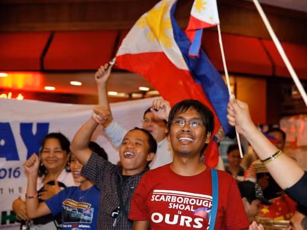 Các nhà hoạt động Philippines mừng rơi nước mắt sau phán quyết lịch sử của PCA ngày 12/7 vừa qua. (Nguồn: Reuters)
