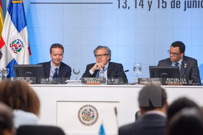 Tổng Thư ký OAS Luis Almagro (giữa) tại một hội nghị của OAS. (Nguồn: AFP/TTXVN)