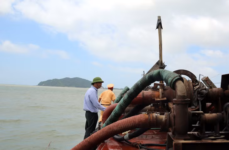 Đồng chí Nguyễn Văn Đọc, Bí thư Tỉnh ủy, Chủ tịch HĐND tỉnh cùng lực lượng chức năng kiểm tra việc khai thác cát tại khu vực xã Minh Châu (Vân Đồn)