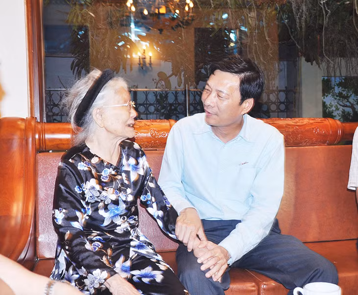 Đồng chí Nguyễn Văn Đọc, Bí thư Tỉnh ủy, Chủ tịch HĐND tỉnh trao đã trao giấy chứng nhận tham dự kỳ họp thứ 2, HĐND tỉnh ân cần thăm hỏi sức khỏe Mẹ Việt Nam anh hùng Nguyễn Thị Nhỏ.