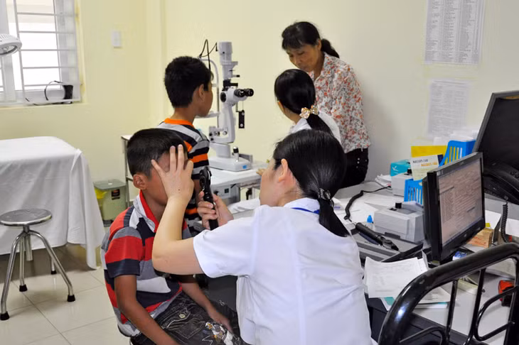 Khi trẻ có triệu chứng của bệnh viêm kết mạc mùa xuân, cần đưa trẻ đến các cơ sở y tế có chuyên khoa mắt để được tư vấn, điều trị. Trong ảnh: Khám mắt cho bệnh nhân tại Bệnh viện Việt Nam - Thụy Điển Uông Bí.