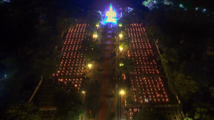 Cả nghĩa trang lung linh trong ánh nến ấm áp.