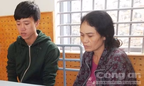 Hai mẹ con đối tượng Cao Thị Phương và Phan Duy Hằng Ry khai nhận tại cơ quan Công an.
