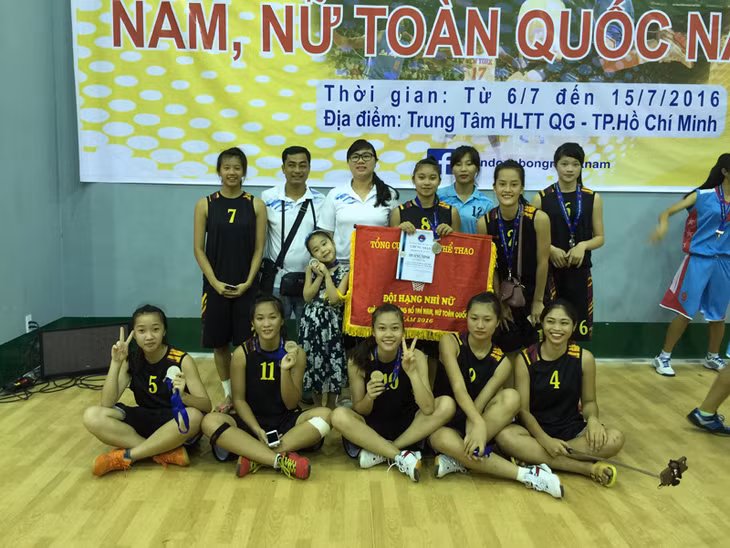 Đội U17 nhận HCB.