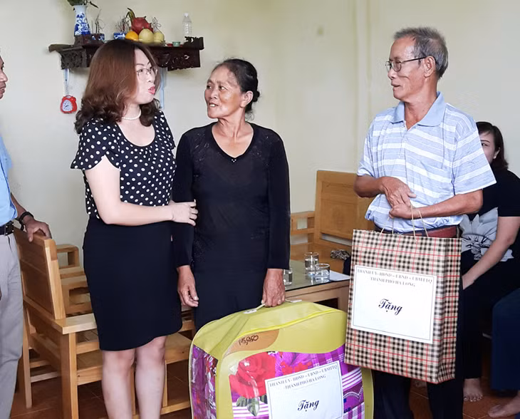 Nhiều đơn vị, tổ dân, khu phố cùng một số nhà hảo tâm tặng quạt điện, chăn, đệm… giúp gia đình sớm ổn định cuộc sống.