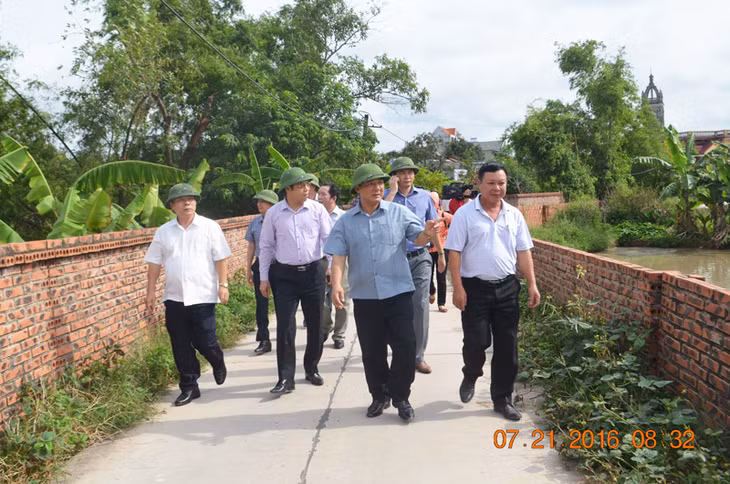 Đồng chí Phó Chủ tịch Thường trực UBND tỉnh Đặng Huy Hậu kiểm tra thực tế nông thôn mới thôn An Làng, xã Việt Dân