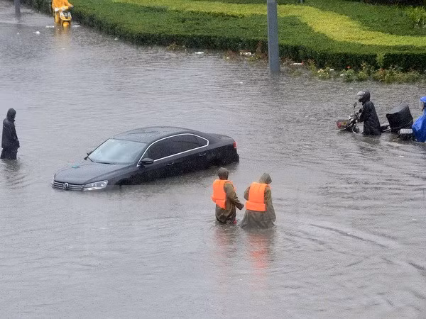 Nước lũ nhấn chìm nhiều tuyến đường ở Trung Quốc. (Ảnh: AFP/TTXVN)