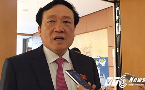 Ông Nguyễn Hòa Bình trao đổi thêm với báo chí về vụ án 2 thanh niên bị xử tù vì trộm bánh mỳ ở TP.HCM (Ảnh: Phạm Thịnh)