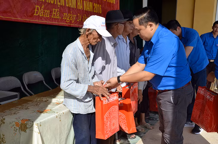Đại diện Cụm đoàn số 3 (trực thuộc Đoàn TN Khối các cơ quan tỉnh) tặng quà cho các gia đình chính sách xã Đại Bình.
