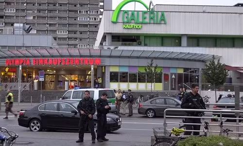 Cảnh sát đứng gác bên ngoài trung tâm mua sắm Olympia ở thành phố Munich, Đức, nơi hôm qua xảy ra vụ xả súng. Ảnh: Barcroft Images