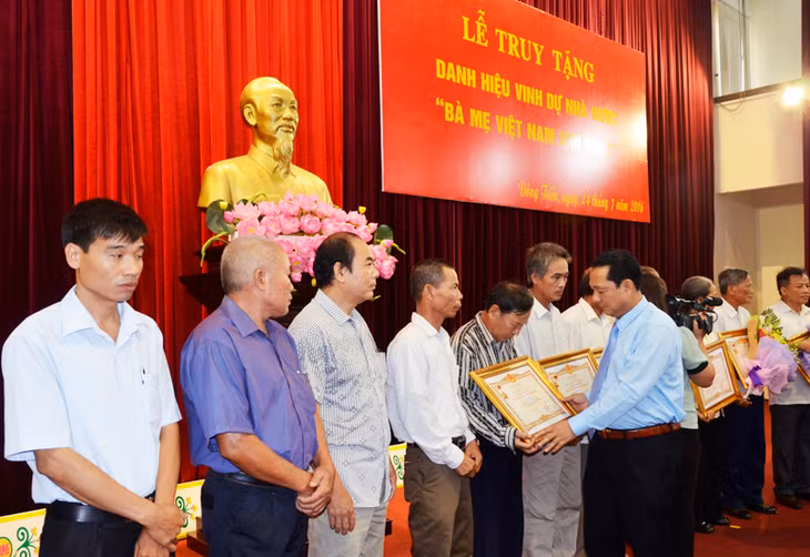 Thừa ủy quyền Chủ tịch nước, đồng chí Vũ Văn Học, Bí thư Thị ủy, Chủ tịch HĐND thị xã Đông Triều trao tặng Bằng và Huy hiệu danh hiệu vinh dự Nhà nước Bà Mẹ VNAH cho thân nhân 17 Mẹ