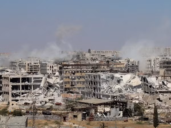 Khói bốc lên sau các cuộc giao tranh giữa lực lượng ủng hộ Chính phủ Syria và phiến quân IS tại ngoại ô thành phố Aleppo. (Nguồn: AFP/TTXVN)