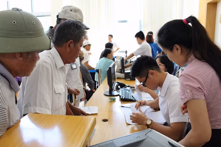  Sau đó, tại Sảnh A của bệnh viện mọi người sẽ được cán bộ ở đây hướng dẫn làm thủ tục khám sức khỏe.