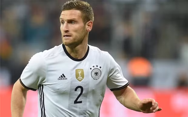  Arsenal rất muốn chiêu mộ Mustafi thay Mertesacker. Ảnh: Internet.