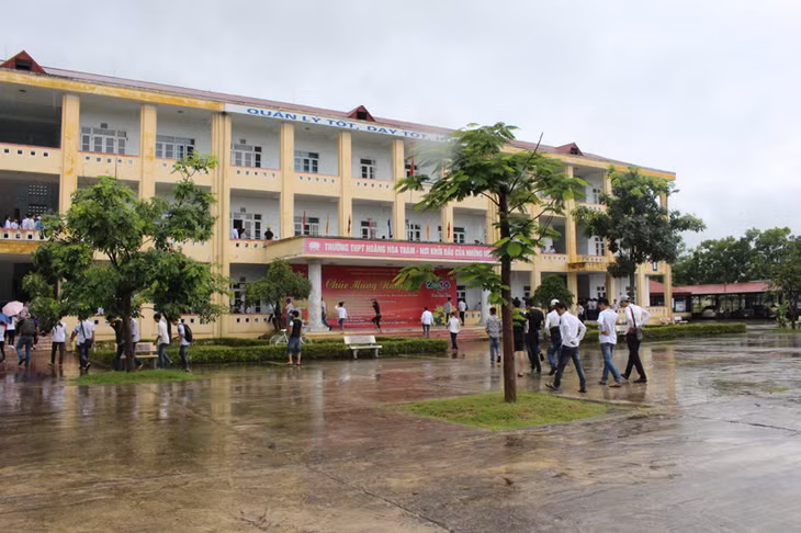 Thí sinh đến điểm thi THPT Hoàng Hoa Thám.