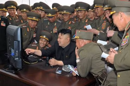 Lãnh đạo Triều Tiên Kim Jong-un sử dụng máy tính trong một bức ảnh được công bố vào hồi tháng 4. Ảnh: KCNA