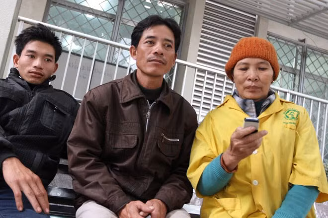 Gia đình bệnh nhân Trần Văn Đoán lo lắng khi thẻ BHYT sẽ hết hạn vào ngày 31.12.2014. Ảnh: Hải Nguyễn 