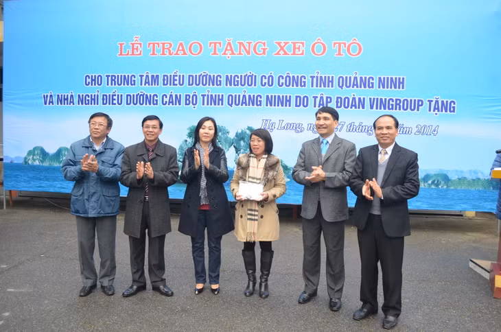 Đại diện lãnh đạo một số ban, ngành của tỉnh chứng kiến lễ trao tặng xe.