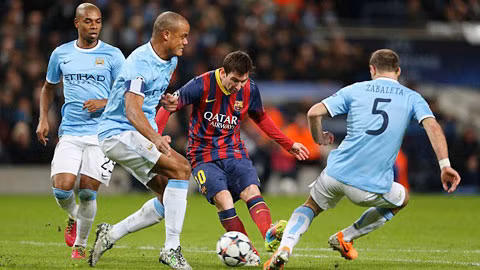 Vẫn có khả năng Messi (áo sẫm) là đồng đội của Kompany ở Man City