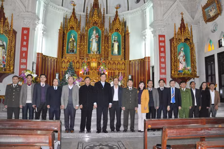 Đồng chí Nguyễn Đức Long cùng lãnh đạo các sở, ngành, TP Cẩm Phả chụp ảnh lưu niệm với 
