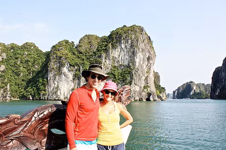 Vợ chồng Rob và Lina Eroh trên vịnh Hạ Long.
