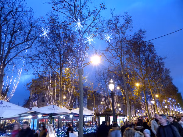 Với người Pháp, giáng sinh thường bắt đầu bằng một hội chợ trên đại lộ Champs Élysées. Từ cuối tháng 11, các gian hàng mang sắc màu giáng sinh được dựng lên ven đường. Tới gần dịp lễ, đèn được thắp sáng nhiều hơn khiến nơi đây trở nên rực rỡ.