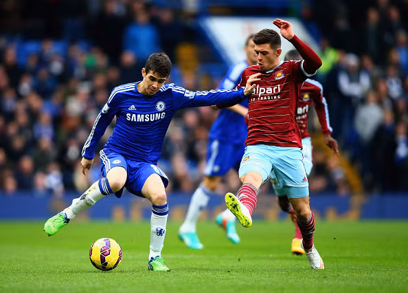 Chelsea (trái) hoàn toàn lấn lướt West Ham (Ảnh: Getty)