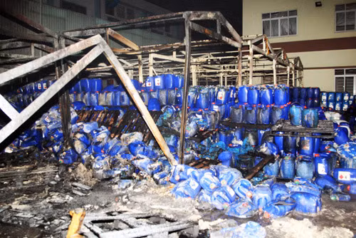 10 lính cứu hỏa bị ngạt khói trong khi làm nhiệm vụ. Nguyên nhân vụ cháy là do kho chứa nguyên vật liệu chủ yếu là các chất dễ cháy cộng với nhiệt độ môi trường cao nên xảy ra hiện tượng tự cháy gây nổ. Vụ cháy không gây thiệt hại về người, thiệt hại về tài sản ước tính khoảng 15 tỷ đồng.