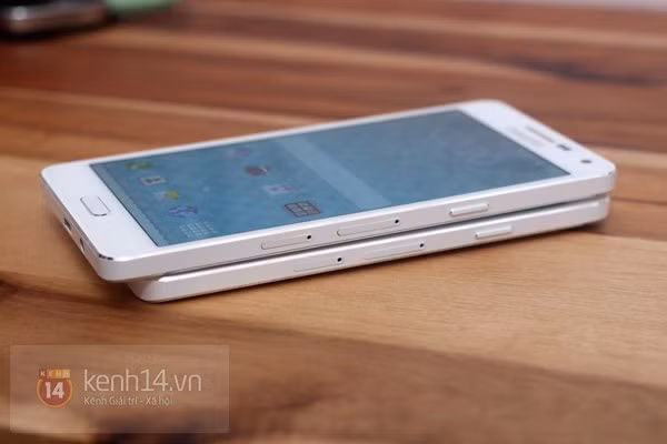 Samsung Galaxy A3 và A5 có cùng ngôn ngữ thiết kế. Bên cạnh phải máy là nút nguồn, khe cắm nanoSIM và khe cắm thẻ nhớ...