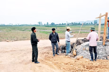 Công an viên xã Hiệp Hoà thường xuyên xuống khu vực các doanh nghiệp thi công công trình trên địa bàn để vận động, tuyên truyền thực hiện tốt các quy định về đảm bảo ANTT.