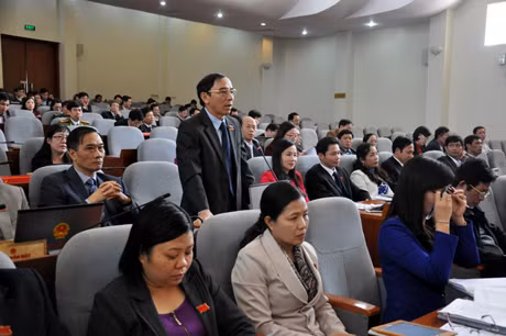 Lãnh đạo Cục Hải quan tỉnh báo cáo làm rõ thêm những vấn đề liên quan đến hoạt động tạm nhập, tái xuất ở khu vực cửa khẩu