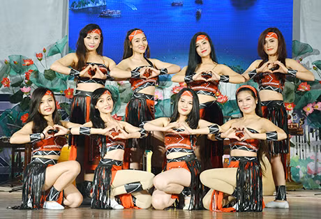 Ảnh chụp các diễn viên Đoàn Nghệ thuật Cải lương Quảng Ninh, ngày 21-12-2014