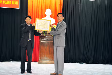 Đồng chí Nguyễn Văn Đọc, Chủ tịch UBND tỉnh tặng bằng khen của UBND tỉnh cho đồng chí Trần Văn Ninh, Cục Trưởng Cục Thuế tỉnh. 