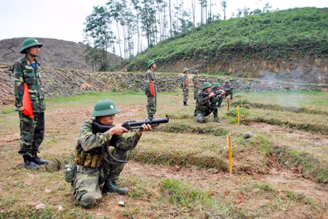 ...và bắn súng hoả lực trong biên chế theo giáo trình mới.