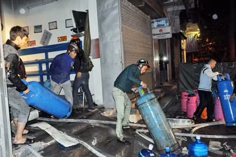 Doanh nghiệp gas Quảng Phong huy động tối đa nhân viên tới di chuyển các bình gas.