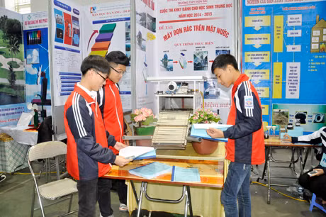 Dự án Máy dọn rác trên mặt nước của học sinh Trường THPT Hòn Gai (TP Hạ Long) giành giải nhì tại cuộc thi năm nay