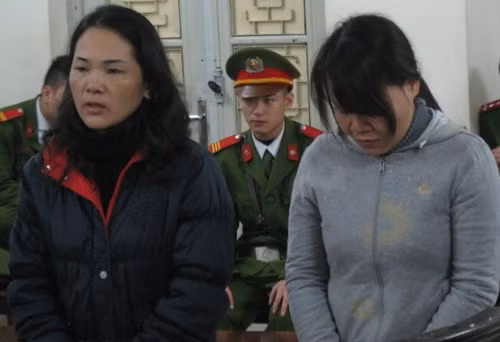 Buôn 10 bánh heroin, Nguyễn Thị Hoa (bên trái) và đồng bọn cùng phải trả giá đắt