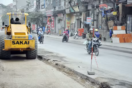 Cọc tiêu làm bằng thanh tre tạm bợ, không có dây nối.