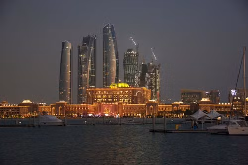Emirates Palace xa hoa nổi bật trong màn đêm.