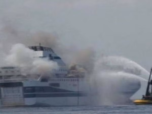 Nỗ lực dập tắt hỏa hoạn trên phà Norman Atlantic. ((Nguồn: BBC)