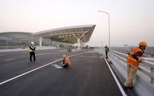 Phía trước nhà ga hàng không T2 - công trình vừa đi vào hoạt động tại sân bay Nội Bài, Hà Nội - Ảnh: Reuters.
