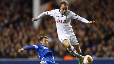 Eriksen (phải) và đồng đội đủ sức giành chiến thắng ngay trên sân Leicester