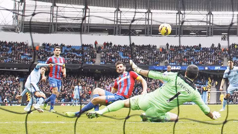 David Silva (bìa trái) và Man City đủ sức “cày nát” sân The Hawthorns
