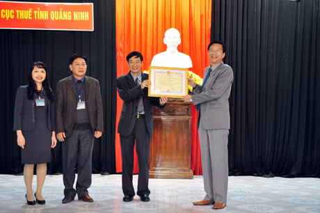 Đồng chí Nguyễn Văn Đọc, Chủ tịch UBND tỉnh tặng bằng khen chúc mừng Cục Thuể tỉnh.